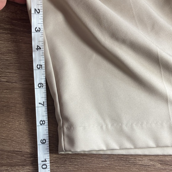 EUC Mens 34 IZOD Golf Tan Flat Front Shorts - Picture 8 of 11